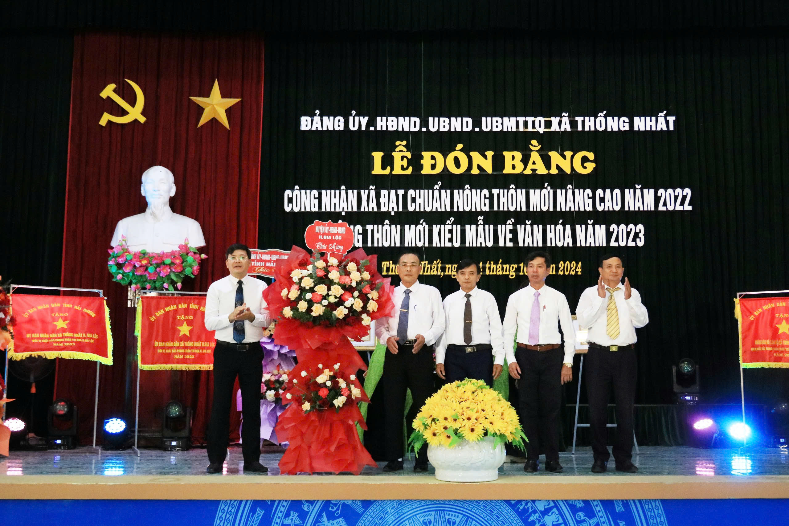 NTM HUYỆN TẶNG HOA.jpg
