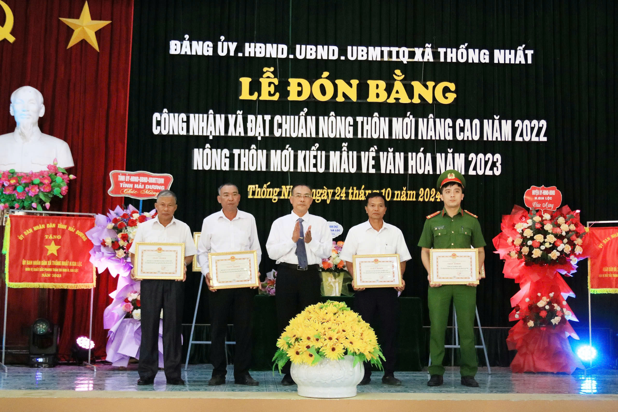 NTM KHEN TẬP THỂ BÃO.jpg