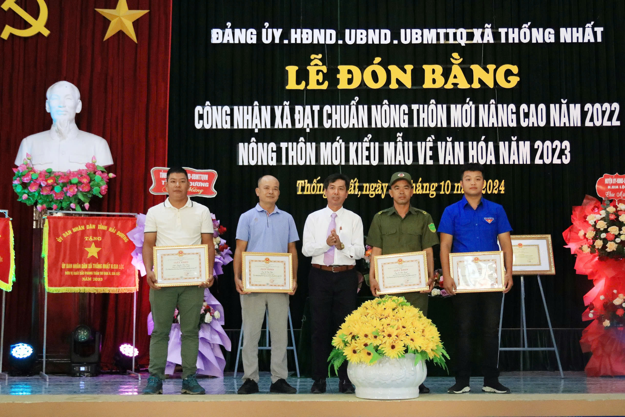 NTM KHEN THƯỞNG BÃO.jpg