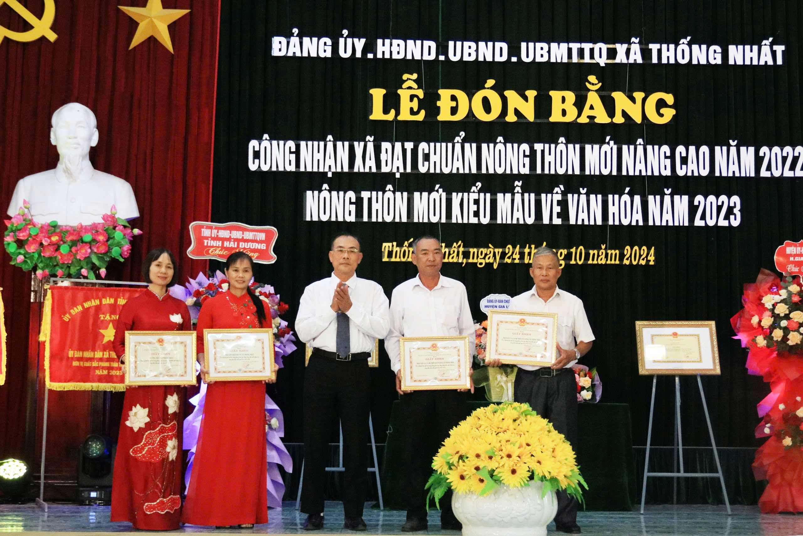 NTM THƯỞNG TẬP THỂ.jpg