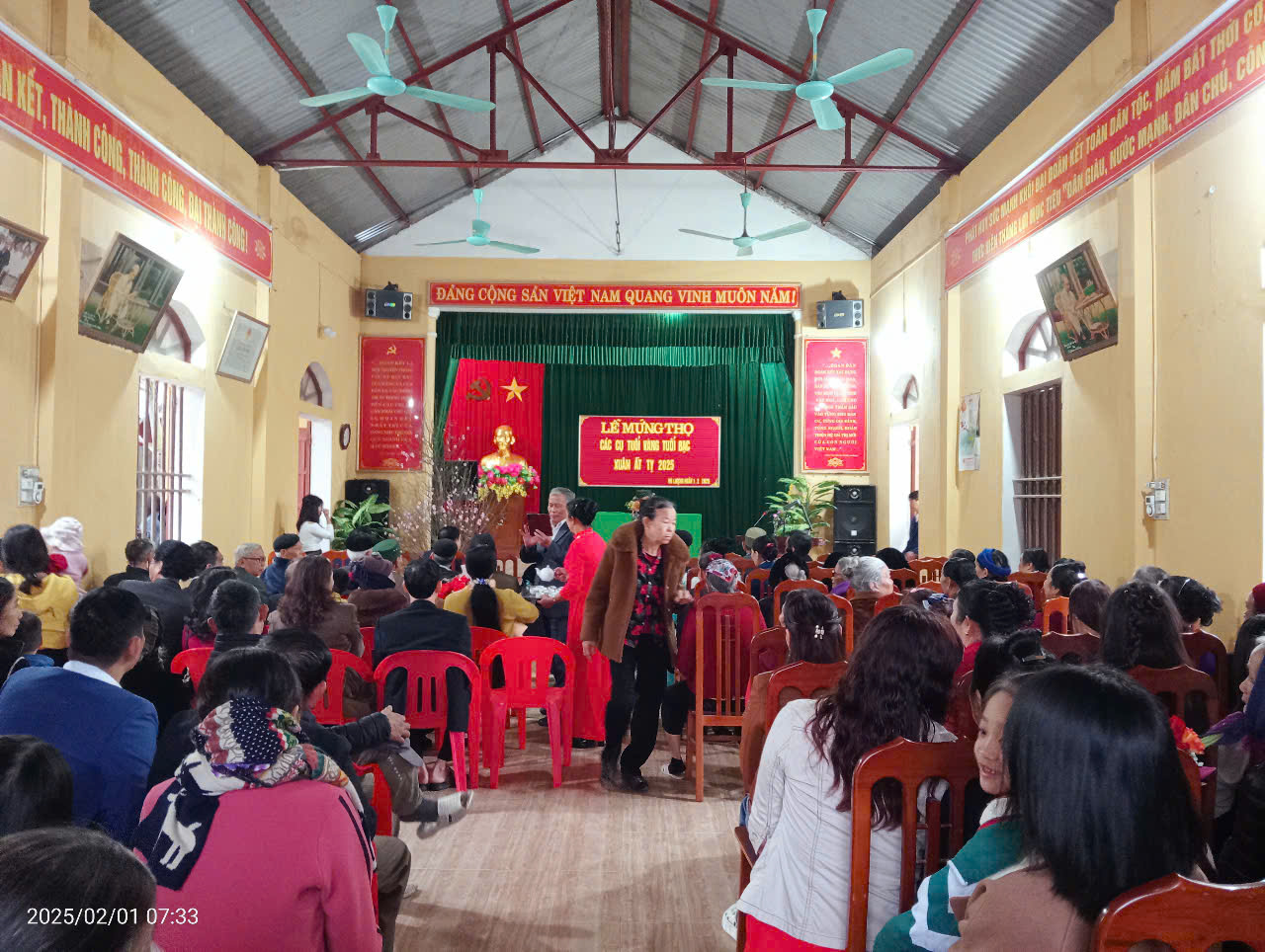 XÃ THỐNG NHẤT TỔ CHỨC LỄ CHÚC MỪNG THỌ NHÂN DỊP ĐẦU XUÂN NĂM 2025