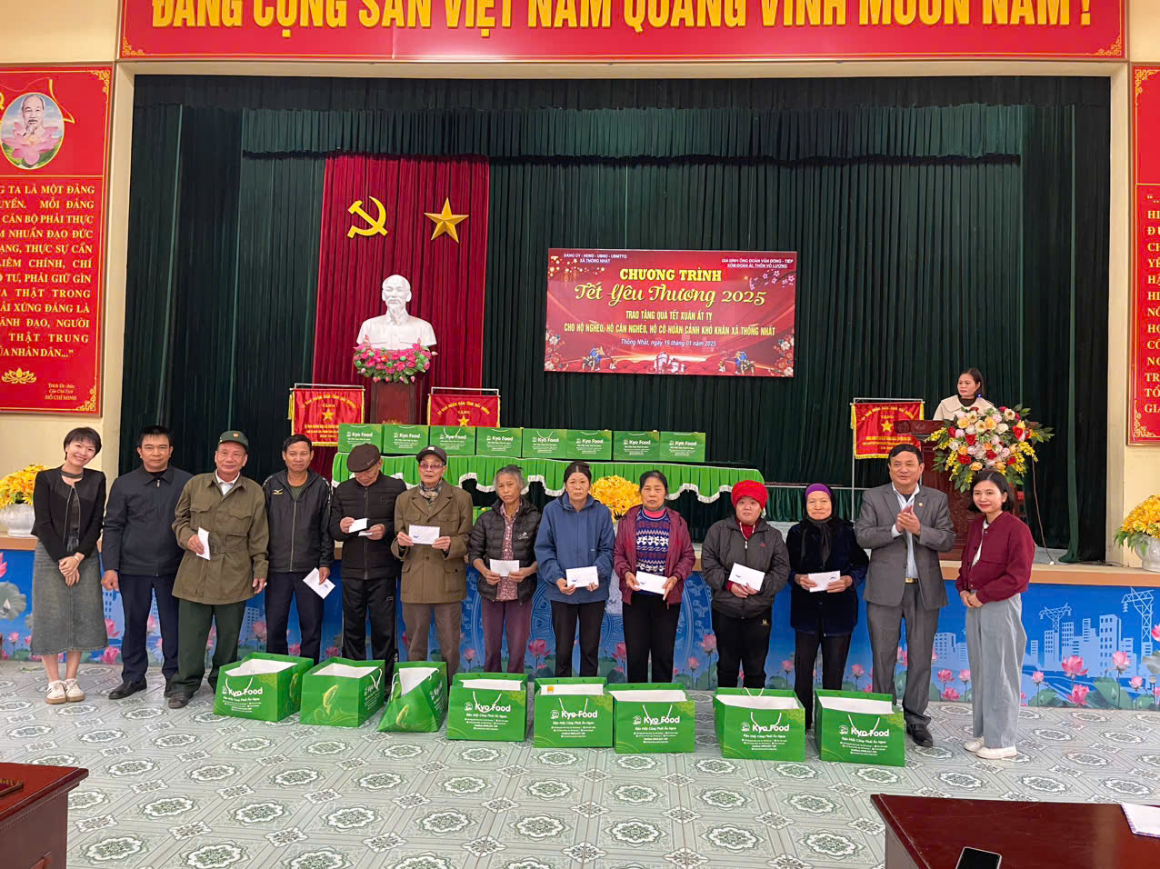 XÃ THỐNG NHẤT QUAN TÂM LÀM TỐT CÔNG TÁC CHĂM LO TẾT CHO CÁC GIA ĐÌNH CÓ HOÀN CẢNH KHÓ KHĂN
