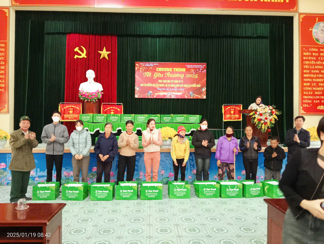 TẶNG QUÀ 11.jpg