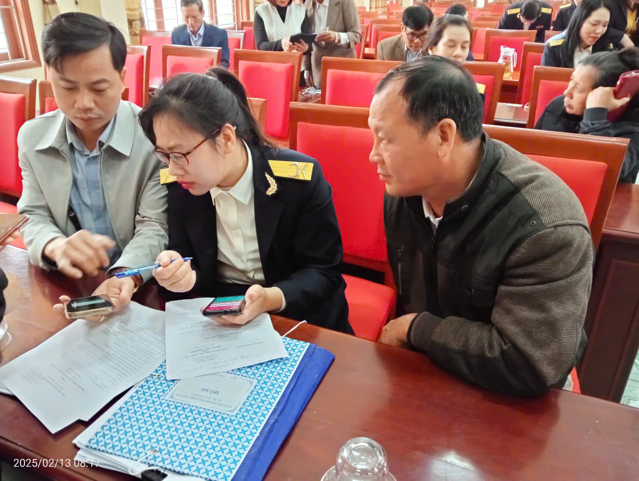 UBND xã Thống Nhất đã phối hợp với Chi cục thuế khu vực Tứ Lộc, hướng dẫn cài đặt và sử dụng ứng dụng Etax Mobile cho cá nhân, hộ kinh doanh trên địa bàn. 