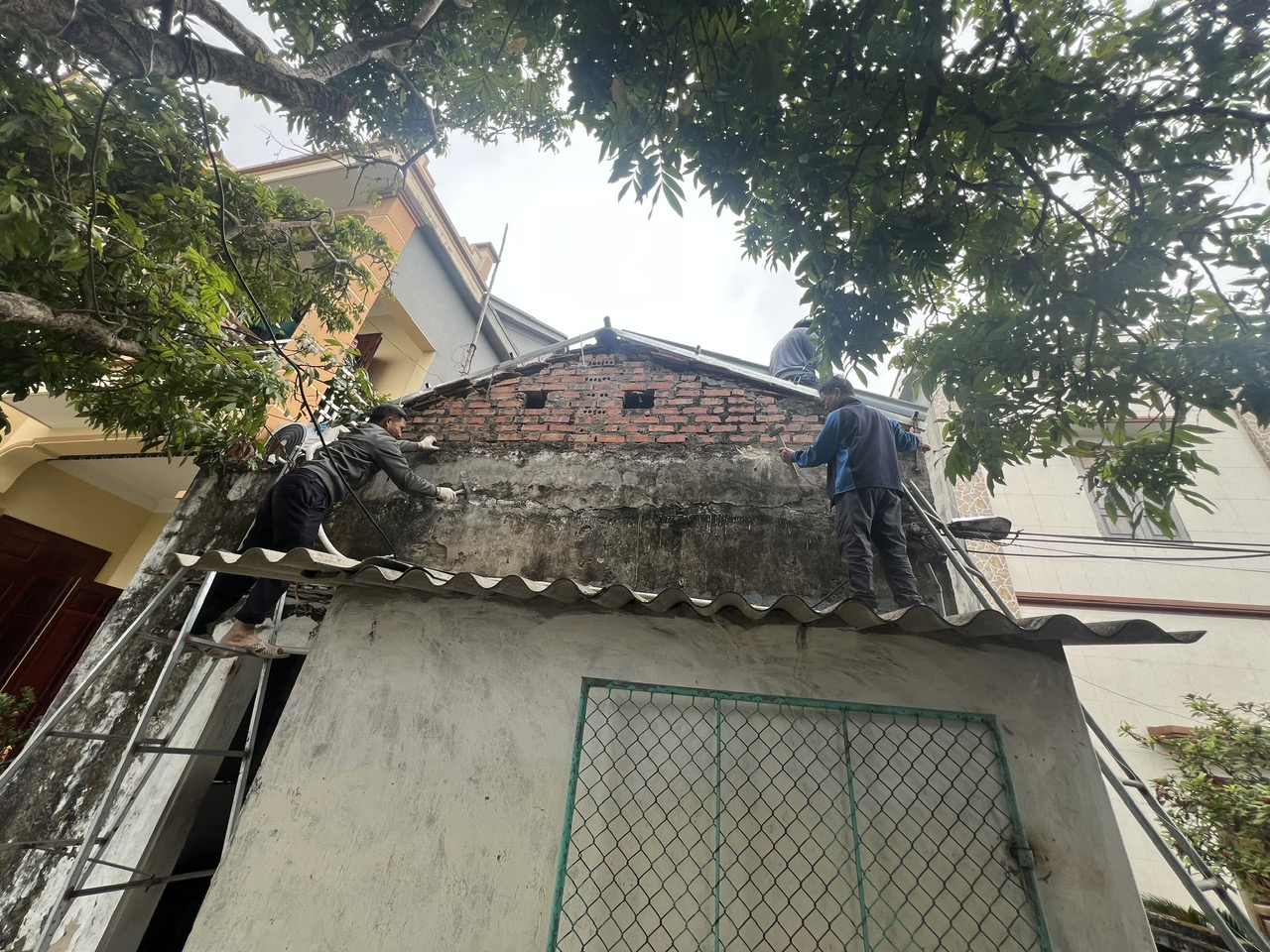 Công khai danh sách hộ gia đình người có công với cách mạng, thân nhân liệt sỹ và hộ nghèo trên địa bàn xã đủ điều kiện đề nghị hỗ trợ nhà ở theo Quyết định số 21/2024/QĐ-TTg ngày 22/11/2024 của Thủ tướng Chính phủ.
